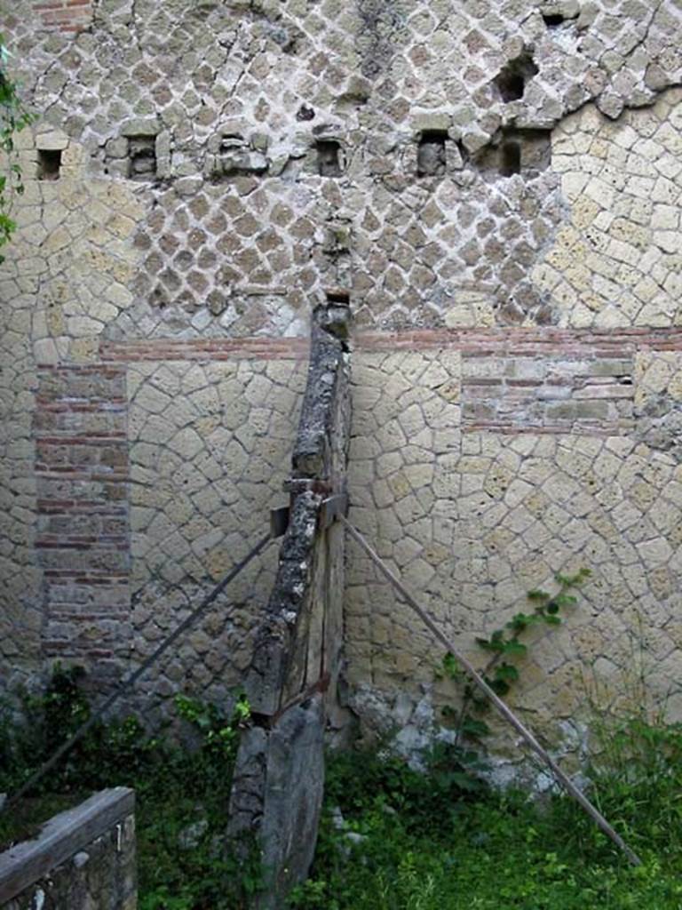 V.15, Herculaneum, May 2003. Peristyle, west wall of portico at south end.
On the left is the storeroom/cella penaria.
(photo described by Monteix as “peristyle baie 4” - Peristyle, “blocked/filled” opening 4).
Photo courtesy of Nicolas Monteix.